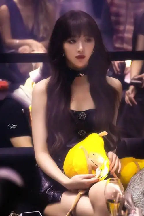 孔雪儿电梯间大片