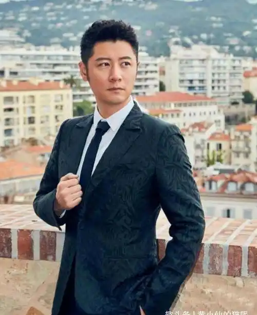 40岁任重现身机场,漂亮成功身材超有型,衣品开挂帅到认不出来_西装_男