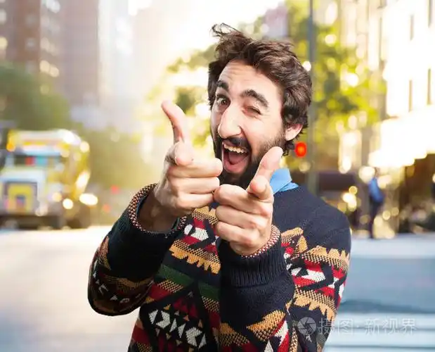 年轻疯狂的人快乐的表情