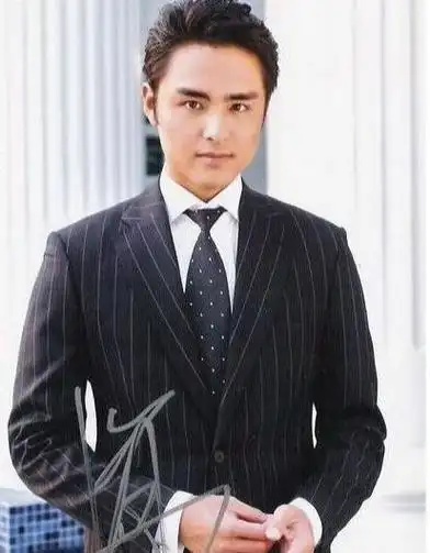 明道带6个月女儿坐飞机,霸总装扮吸睛,艾果发量稀疏戴发箍好萌|记者|