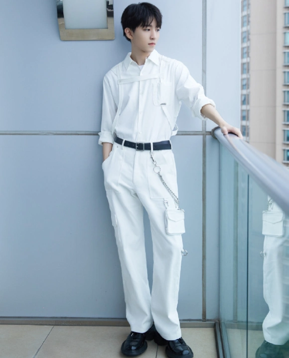 王俊凯穿白衬衫拍写真,可谁看到他裤子上的链子?反正我不敢穿