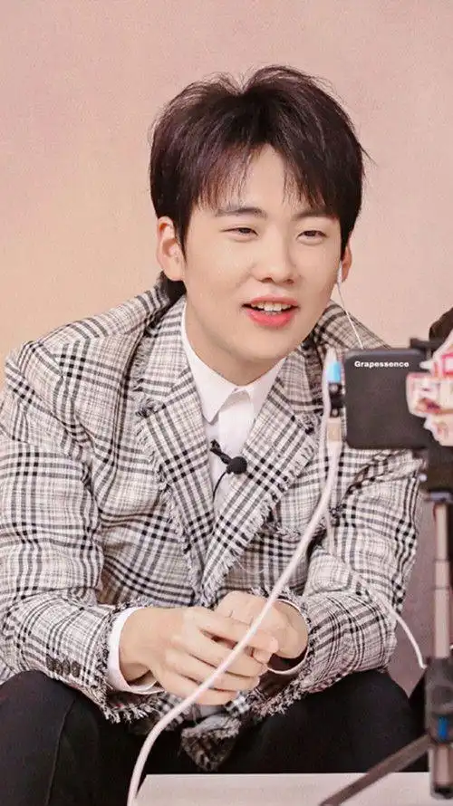 相二代郭麒麟西装也能穿出呆萌感不愧是宝藏男孩