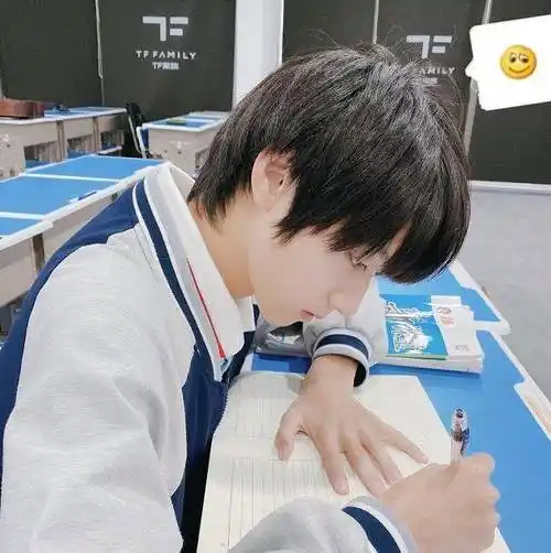 朱志鑫成七中校草,挽着同学胳膊去操场,素颜比开美颜还精致_时代_作业