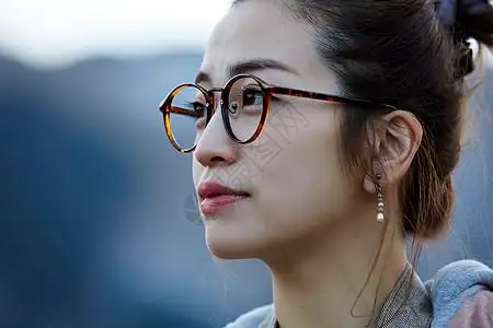 戴眼镜女生图片图片