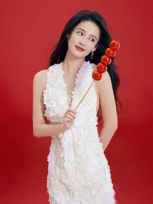 李沁手持冰糖葫芦甜美拜年美图来喽_生活_祝福_笑容