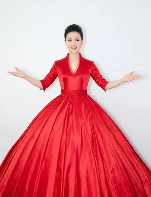 雷佳献给祖国的歌深圳独唱音乐会唱响70年经典