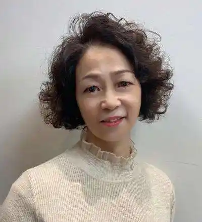 六十岁的老年女性怎样烫发好看?9款减龄的卷发,时髦洋气又大气插图8