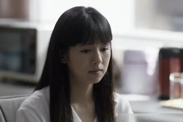 在《小舍得》原著中,张雪儿老师离开了风帆小学,她最终向现实妥协,到