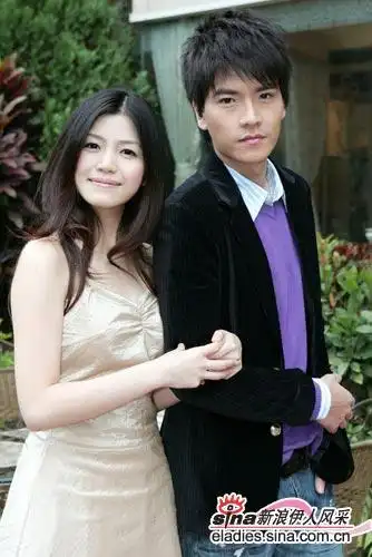 陈妍希-王传一看起来雅致高贵的裙装和同样充满贵气的天鹅绒黑色西装