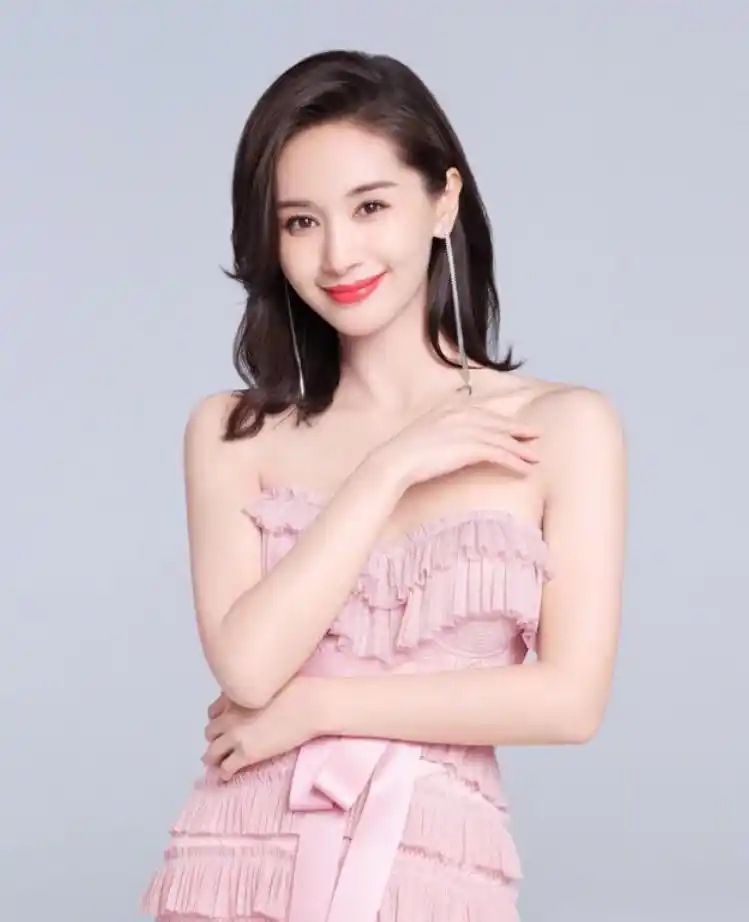 王子文凹少女气质翻车穿粉裙拍照气质变化太大被质疑使用替身