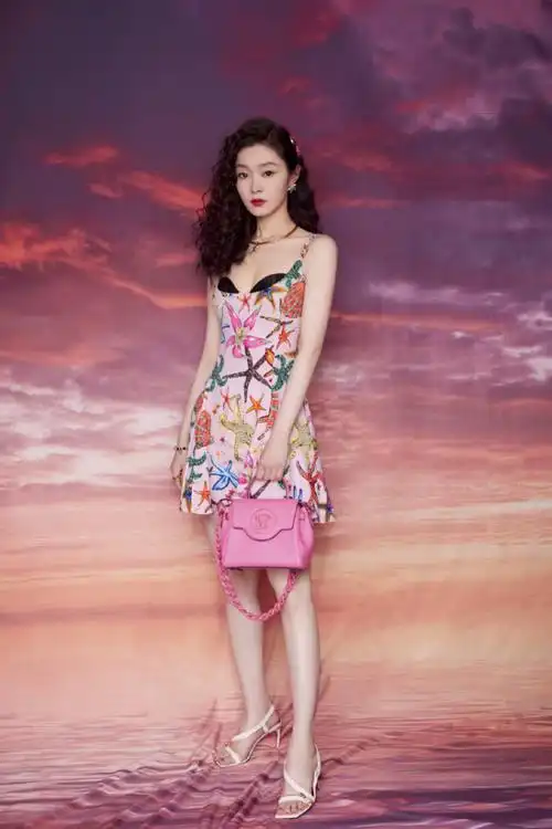 宋轶真有神仙姐姐的气质穿方领吊带连衣裙青春感满满温柔优雅