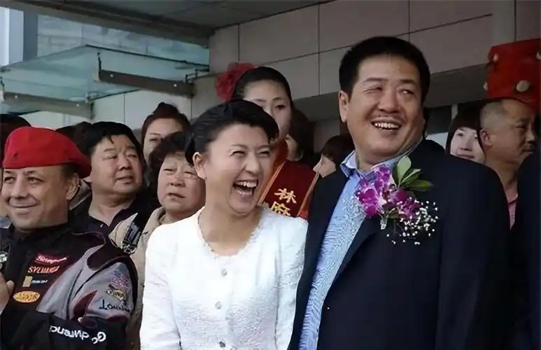 回顾闫学晶30万出场费惹争议二婚45岁高龄生女儿子成她骄傲