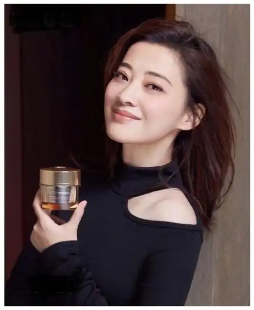 出道25年的梅婷,年轻时不漂亮,三十岁后,网友:满满高级感!