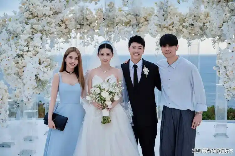 杨丞琳晒潘玮柏婚礼现场照送祝福,网友齐呼:期待你也穿上婚纱_李荣浩