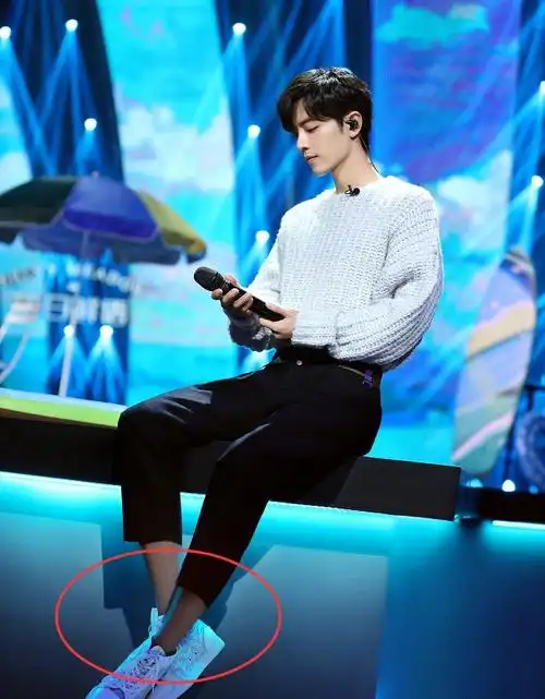 有种"坐在地上"叫肖战,看到他的脚之后:这也太可爱了吧