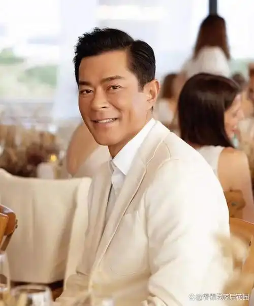 崩了出乎意料的是,拥有自然帅气脸庞的古天乐,到了中年也会倒塌.