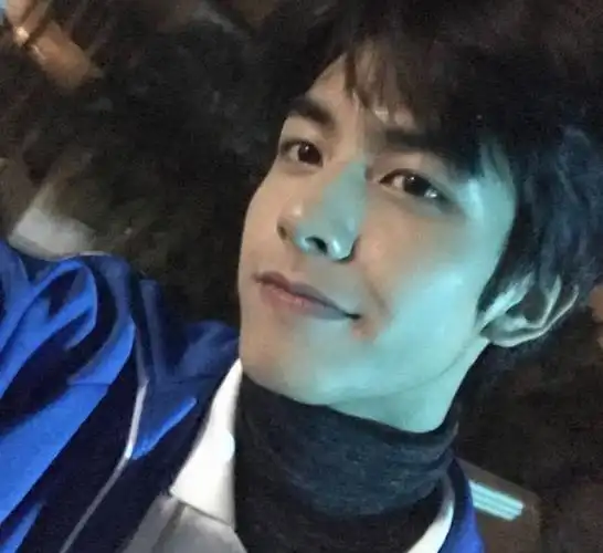 失去了十级美颜的宋威龙17岁生图校服装流出让人直呼不敢认