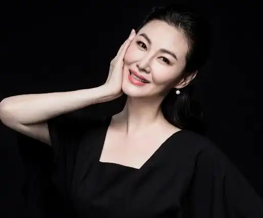 最美潘金莲王思懿嫁圈外老公15年没孩子49岁美出新高度