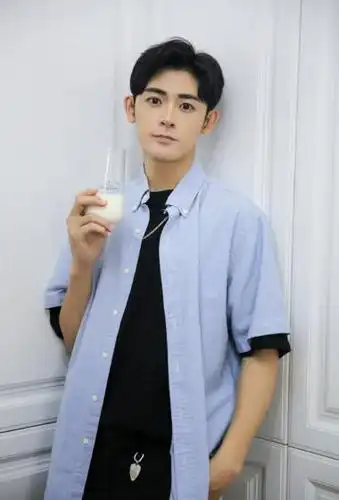 李欣泽蓝色衬衫帅气写真图片28