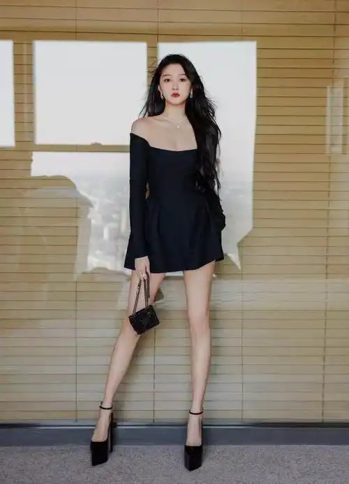 被关晓彤美到了一分裙配高跟鞋太显腿长我p都不敢这样p