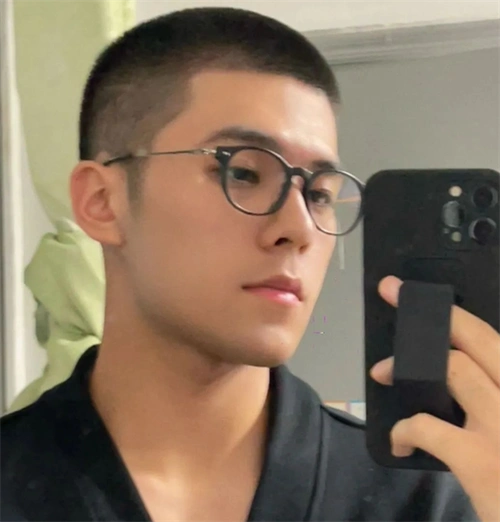 帅哥必备的寸头发型,圆寸不适合头型扁平的男生,因为会将头型缺点暴露