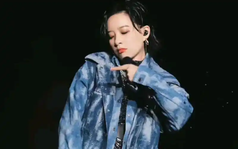 李斯丹妮《兰花草》舞台,永远忘不了这个牛仔版的