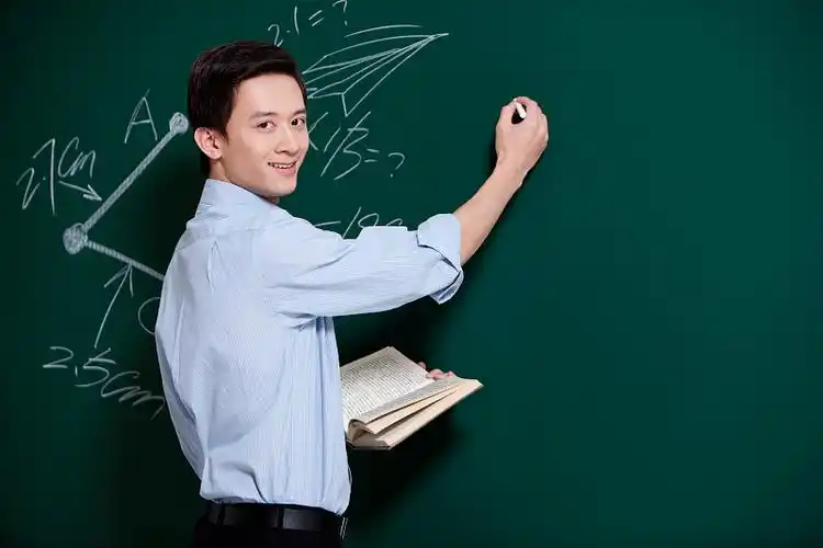 男老师在教室讲课图片素材