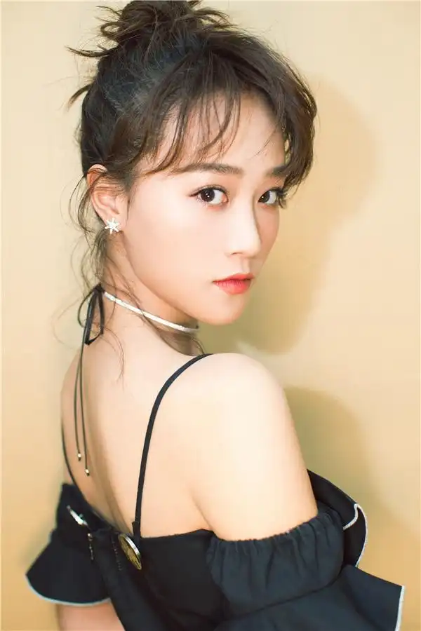 蓝盈莹最新写真笑露香肩 俏皮动感电力十足