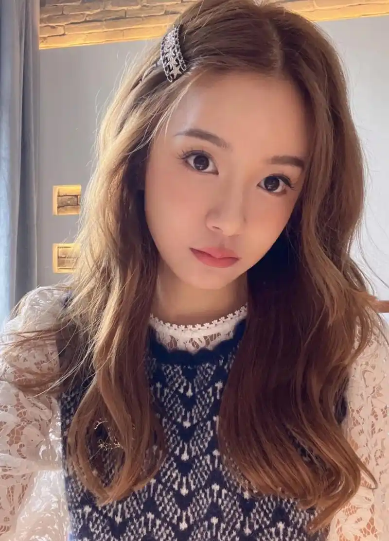 张子萱晒自拍,她一米七多的身高太优越了,穿平底靴子就能撑起长裙