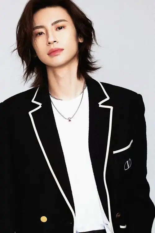 hi!这有一套小鬼王琳凯的「出道五周年」制服写真请查收～这身制