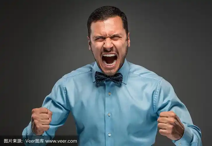 肖像愤怒心烦意乱的年轻人穿着蓝色衬衫,蝶形领带