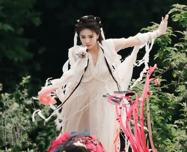白鹿《临江仙》威亚路透曝光!回眸仙气十足,曾舜晞白发太清冷!