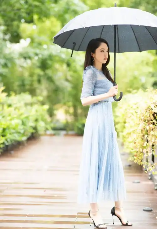 董璇晒最新美照 穿蓝灰色长纱裙撑伞漫步仙气十足