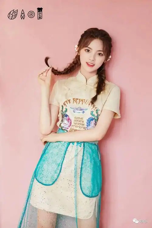 杨超越下车照疯传,实力腿精