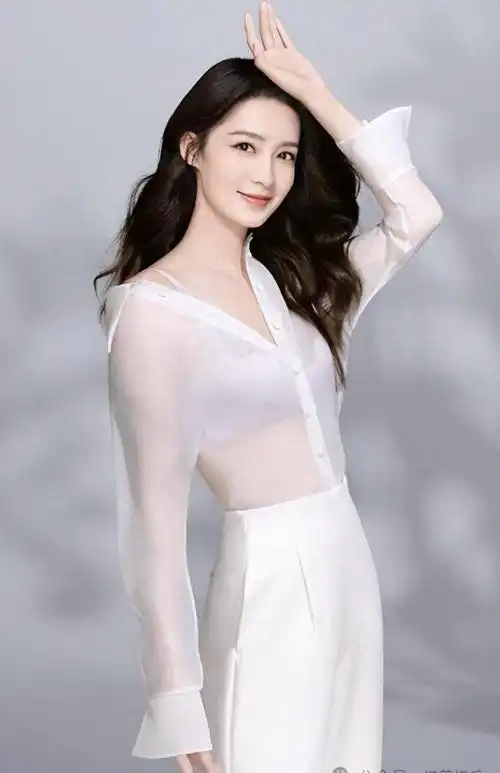 李沁实力派女星的时尚魅力
