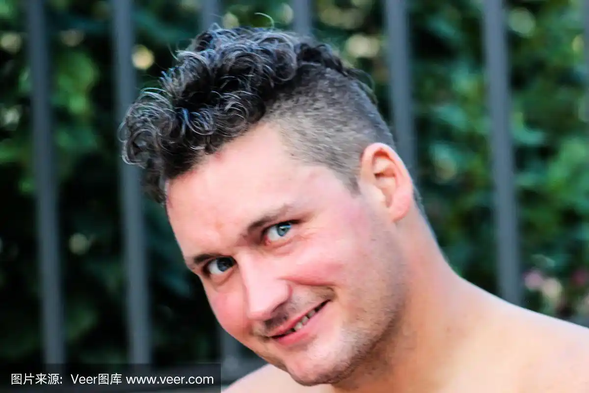 一男子对着镜头歪头微笑