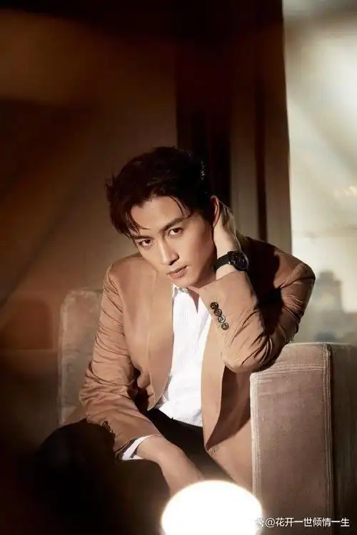 陈晓高票当选内娱最帅男演员,银发造型出演翻版《恶之花》!