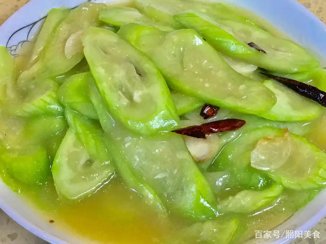 素炒丝瓜,一道简单的家常菜,想要色泽翠绿汤汁浓稠也不太容易