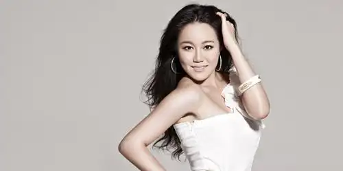 华侨女歌手汪思妍夏日写真 简约白裙显大牌气