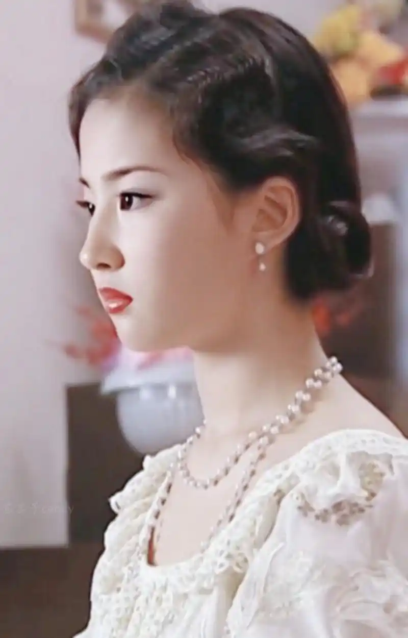 这一点,从她15岁拍摄《金粉世家》,就已呈现.