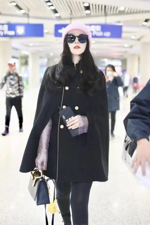 范冰冰又美了穿斗篷搭粉色针织帽真霸气走机场也要艳压全场