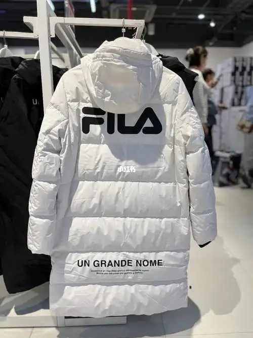 斐乐男子长款羽绒服经典款造型