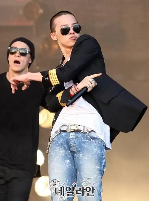 有谁有权志龙平头的照片啊?最好多发几张.谢谢!