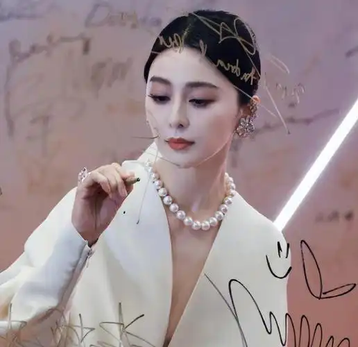 香港这一夜,范冰冰性感深v领,赵丽颖裸背香肩,蒋勤勤中年发福