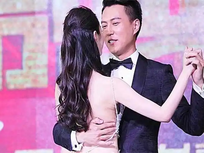 宋轶现场抱住靳东,注意靳东手放的位置?这人品一目了然