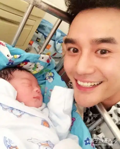 看了王凯和小孩子的互动,感觉他真的好喜欢小孩啊!