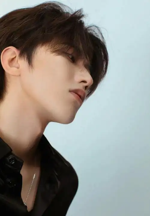 蔡徐坤分享侧颜随拍