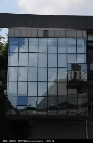 反光的单向透视玻璃窗