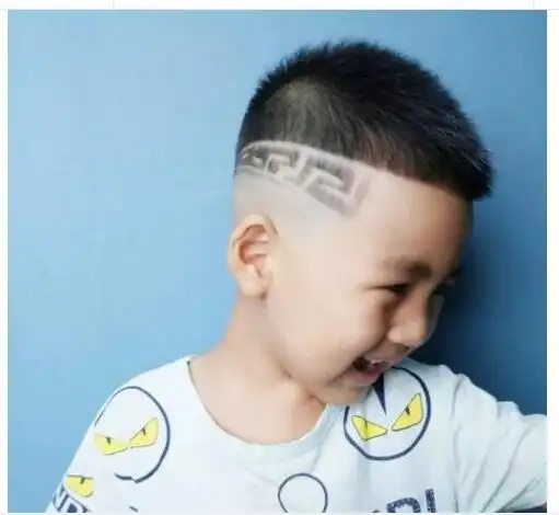 小男孩只留头顶的发型造型