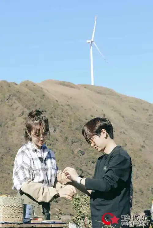 汪苏泷土味情话狂撩姜妍,遭爱意满满堵嘴投喂